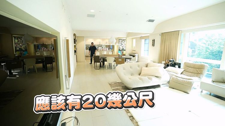 關穎家客廚房的尺寸令Joeman震驚。翻攝自Joeman YouTube