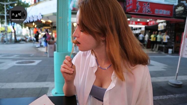 娜塔莎體驗台灣炸雞。翻攝自「Stopkiddinstudio」YouTube