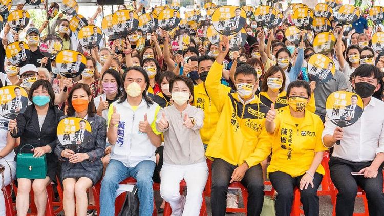 黃國昌（前排右一）、陳椒華（前排右二）、黃珊珊（前排中）等人出席陳志明（前排右三）競選總部成立活動。翻攝自黃珊珊臉書