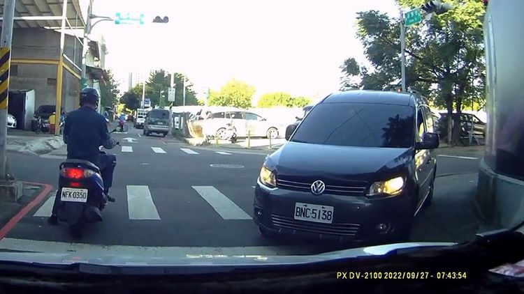 逆向駕駛停在轉角處並未離開。翻攝自「爆料公社」