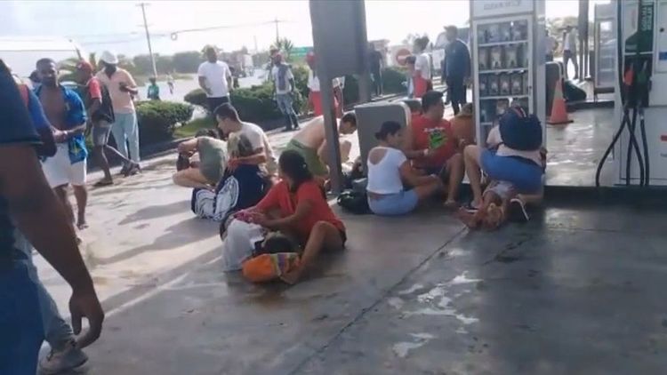 許多乘客在現場等待救援。翻攝自推特