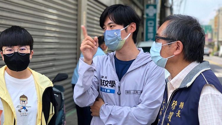 曾玟學（中）。翻攝自曾玟學臉書