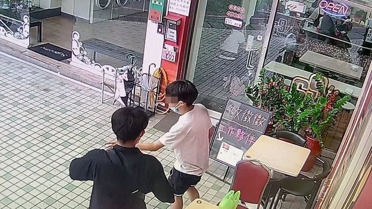 男大生亂丟菸蒂也被拍下。翻攝自「爆料公社」