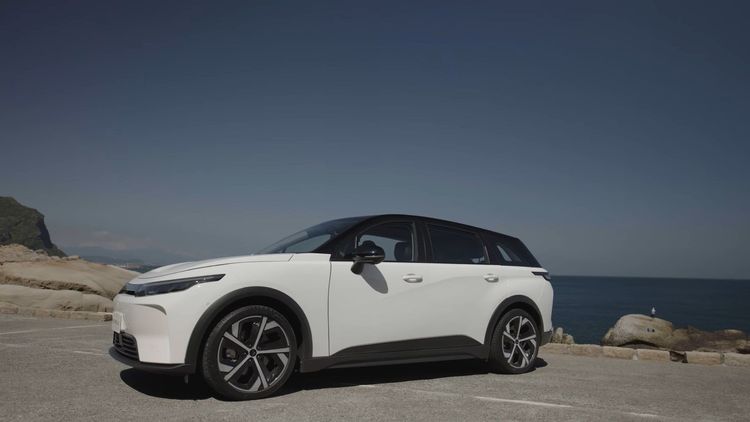 經過一年，Model C以更成熟的準量產化外型在影片同步亮相。鴻海影片截圖