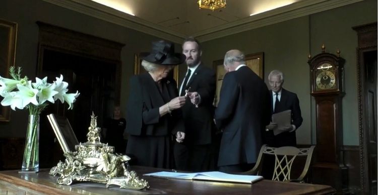 在場人員趕緊上前了解情況。路透社影片截圖