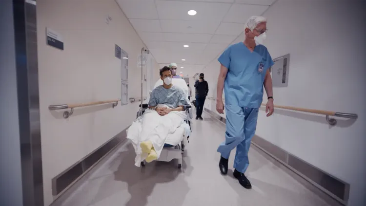 萊恩前往檢查時，神態表現出忐忑感。