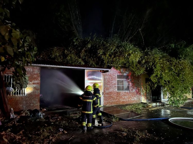 消防人員花約1小時才完全撲滅火勢。民眾提供