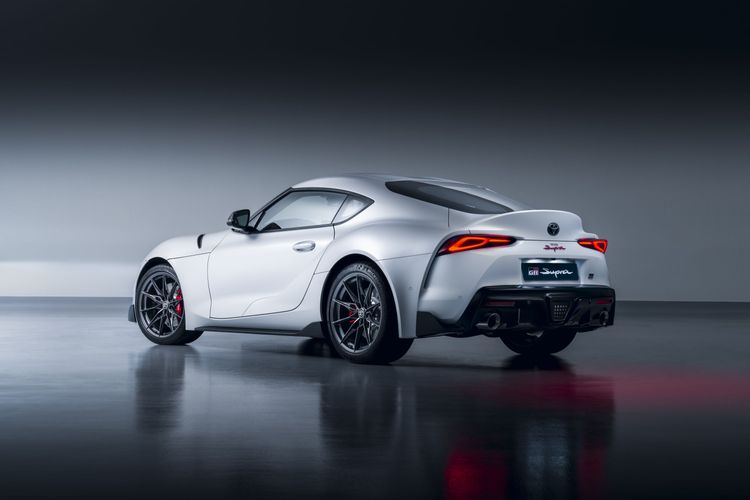 Toyota新年式GR Supra外觀上皆搭載全新19吋鍛造鋁圈，外觀新增三款新車色。原廠照片