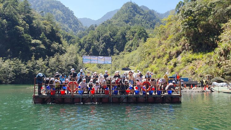 大家乘坐舢舨船到壩頭旁將魚苗慢慢倒入德基水庫中。民眾提供