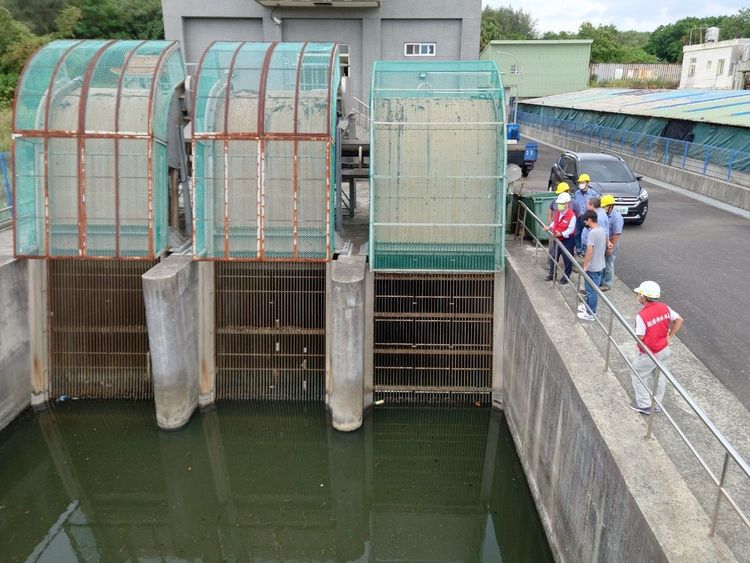 颱風來襲，水利署人員進行水門巡查。一河局提供