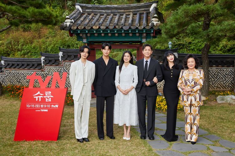 金海淑（右起）、金惠秀、崔元英、玉子娟、文相敏、柳善皓昨現身《王后傘下》首爾記者會。Netflix提供