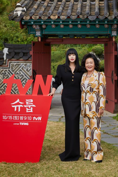 金惠秀（左）、金海淑繼電影《神偷大劫案》後，睽違10年再合作。Netflix提供