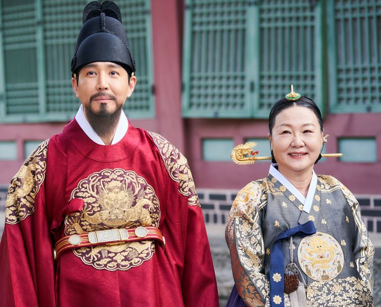 金海淑（右）《王后傘下》飾演大妃娘娘，將庶民出身的兒子崔元英推上王位。Netflix提供