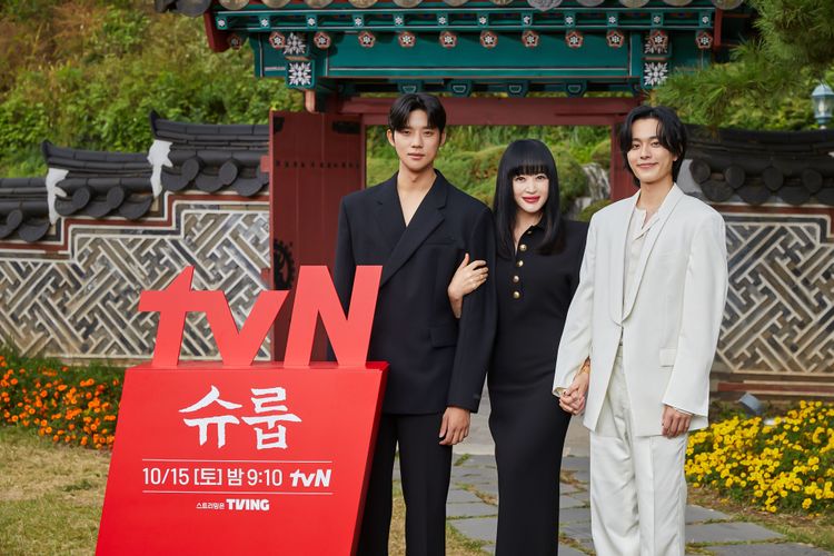 金惠秀（中）私下也像媽媽，記者會前還傳簡訊給主持人朴京林，請她多照顧兒子文相敏（左）、柳善皓。Netflix提供