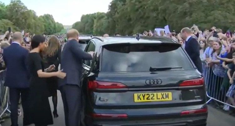 哈利為梅根開門，威廉（右）則是就這樣讓凱特自己上車了。翻攝twitterSkyNews