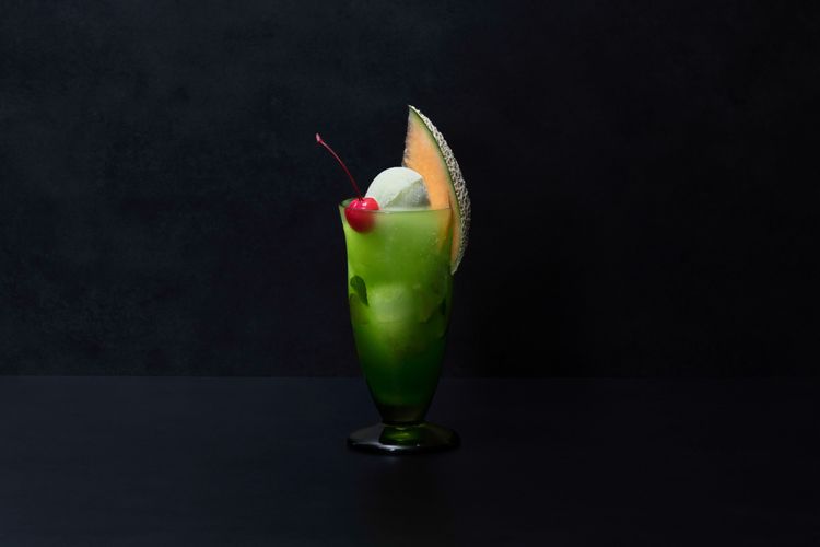 「專賣店的哈密瓜冰淇淋汽水」使用哈密瓜特製的義式冰淇淋並佐以厚實的哈密瓜切片。 Ⓒ果房哈密瓜與浪漫，未經授權請勿使用