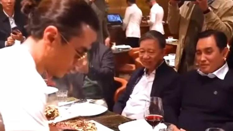 越南公安部長蘇林在倫敦出席會議期間，光顧「撒鹽哥」努斯瑞特的餐廳享用高價牛排。TikTok截圖