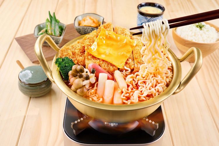 重量級部隊鍋以酥脆軟嫩豬排x濃郁起司配精選泡菜湯頭，打造異國盛宴。業者提供
