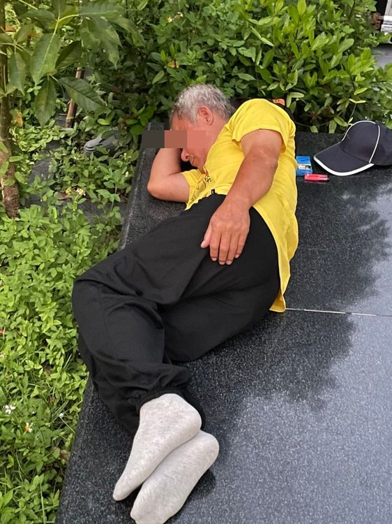 邱嫌躺在豐原火車站前的石椅上休息。讀者提供