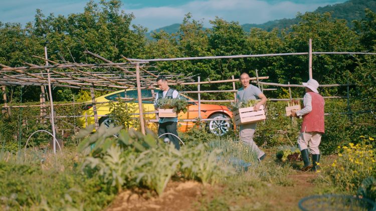 2021 年活動獲選者 Jesse 和 Sebastian 駕駛 Tesla 彩虹車無痕進出山林走訪小農，以零碳排的方式重新設計農產運輸的環節，實現「吃在地，食當令」的永續理念。業者提供