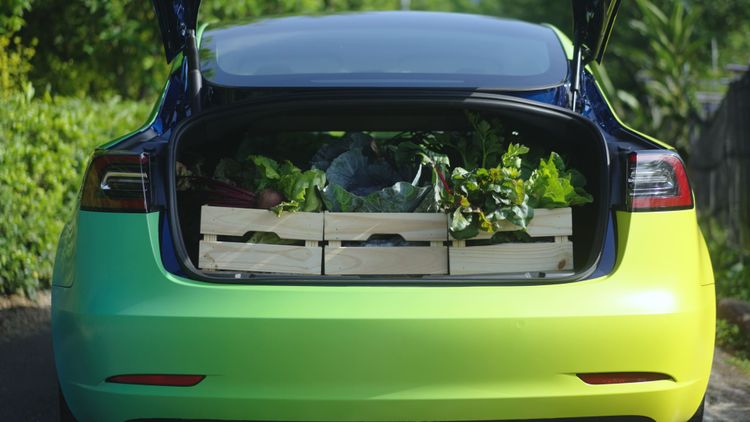 Tesla 電動車獨特的恆溫模式為農產運輸注入新的可能，讓產地直送的蔬果保持最脆嫩鮮美的狀態送上餐桌。業者提供