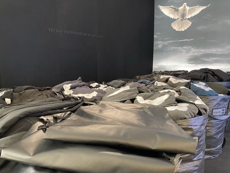 YZY GAP ENGINEERED BY BALENCIAGA聯名服飾在台陳列方式維持肯伊威斯特要求的放置於黑色包裝袋中。林哲良攝