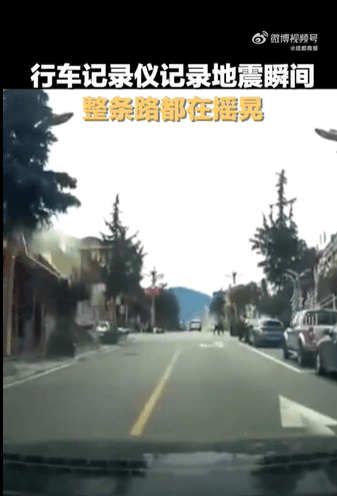 影片左側顯示有廣告招牌砸落。影片截圖