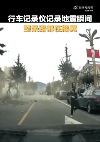 民眾在道路上狂奔。影片截圖