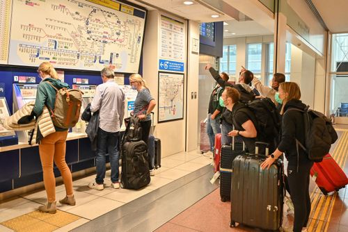 日本全面解封!落地免篩、入境免隔 外國遊客擠爆機場