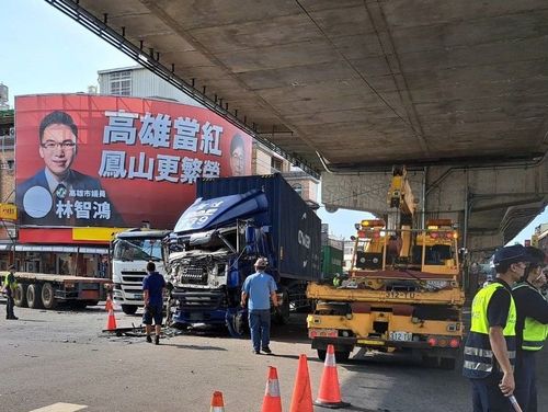 高雄88快速道路下2曳引車碰撞 1車頭嚴重凹陷駕駛手臂擦挫傷