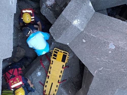 國慶日墜海!35歲女卡西子灣消波塊 觀浪摔斷手獲救