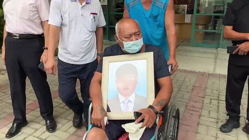 同事酒後爆衝突!20歲男頸動脈遭刀劃傷亡 悲傷家屬抱遺照赴警局討真相