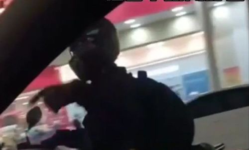 叭一聲！高雄騎士抓狂戰四輪　逼車、怒吼又急煞違規過程全都錄