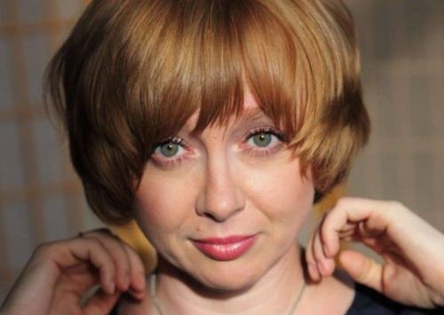 知名美女記者舉發羅馬尼亞總理「博士論文抄襲」　私密照遭外流安全受威脅