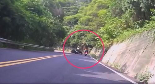 縣道136驚悚車禍!房車彎道失控撞斷騎士腿 網PO撞擊影片轟「殺人」