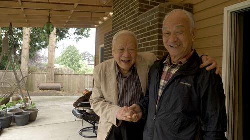 吳晟飛溫哥華再會貴人瘂弦 時隔8年相擁流下男兒淚