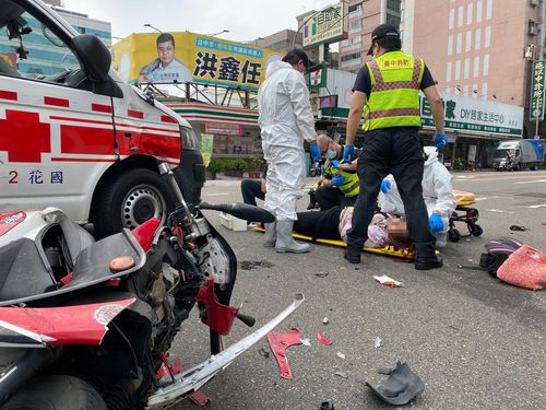 台中救護車機車相撞 車頭削爛一半、女騎士昏迷倒地