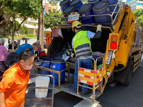 普天同慶！桃園清潔隊堅守崗位　國慶連假正常清運