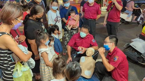 為你中秋保家護航 台南紅衣人抱安妮住警器夜市快閃