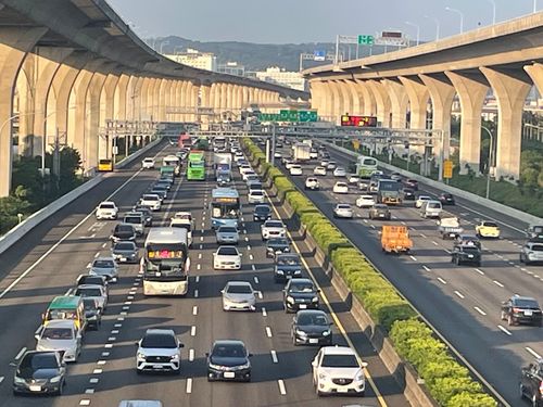中秋連假交通|國一返鄉車潮現 桃園到中壢車陣如長龍