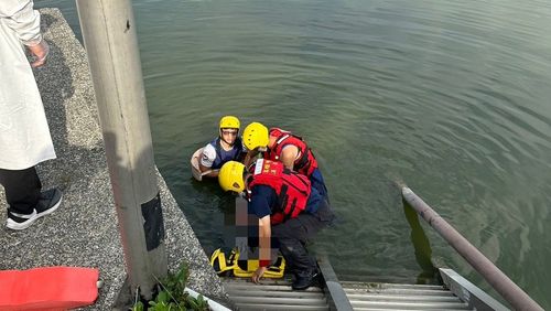 高雄又漂浮屍！蓮池潭男屍載浮載沉　晨運民眾嚇壞