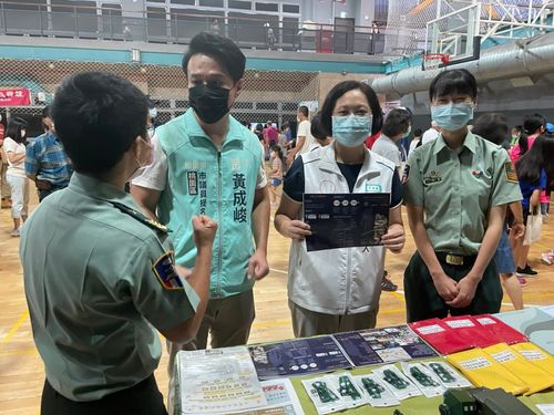 賴香伶跑行程巧遇這一幕 祝福國軍士官兵軍人節快樂