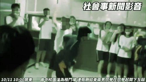 快打啦!屏東高校少年肉搏釘孤枝 女生吆喝助威、同學看好戲