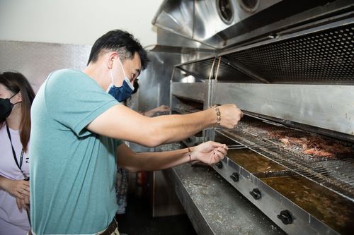 在台灣吃海鮮奢侈?林口區公所有好康 上百長輩烤蝦過中秋