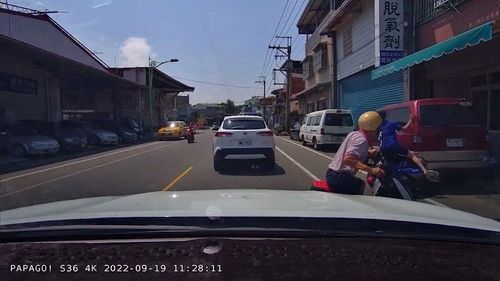 三寶移動神主牌突探頭 下一秒騎士嚇到慘摔!悲劇了