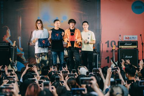 全联先生送搞笑泳裤 帮宇宙人高雄催票祭出跳爱河
