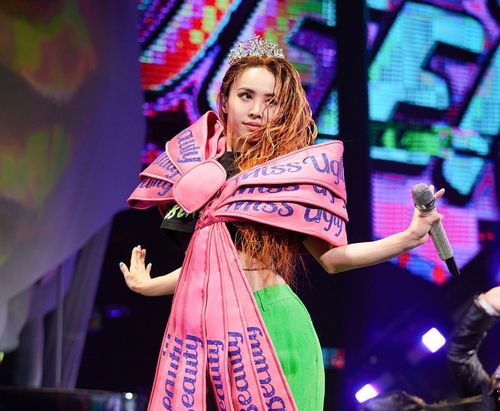 蔡依林唱到2023放送6.6萬支「斧頭」 捐專屬口罩做公益