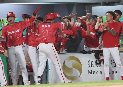 林智勝在內3轟重擊潘威倫 味全龍避免創隊史「囧紀錄」