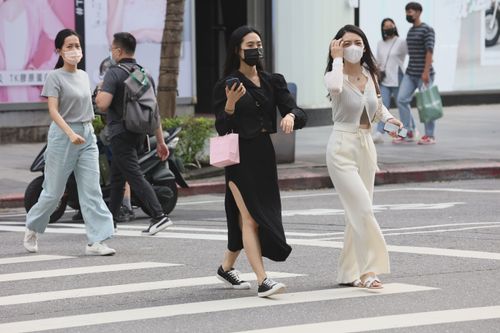 秋老虎續發威！明5縣市超熱飆36 ˚C　周三起北東高溫降「這裡防大雨」
