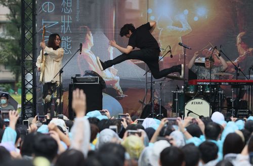 宇宙人簽唱上千粉絲冒雨力挺 北流演出邀來2女神